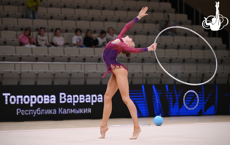 Варвара Топорова во время упражнения с обручем