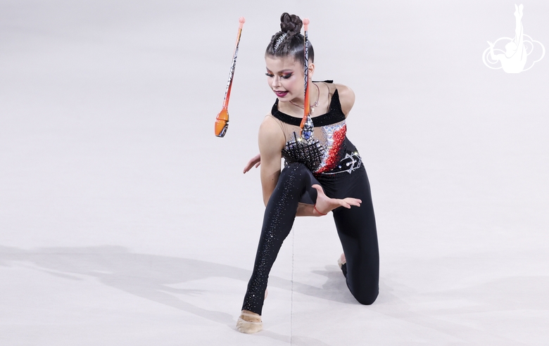 Каролина Тарасова во время упражнения с булавами