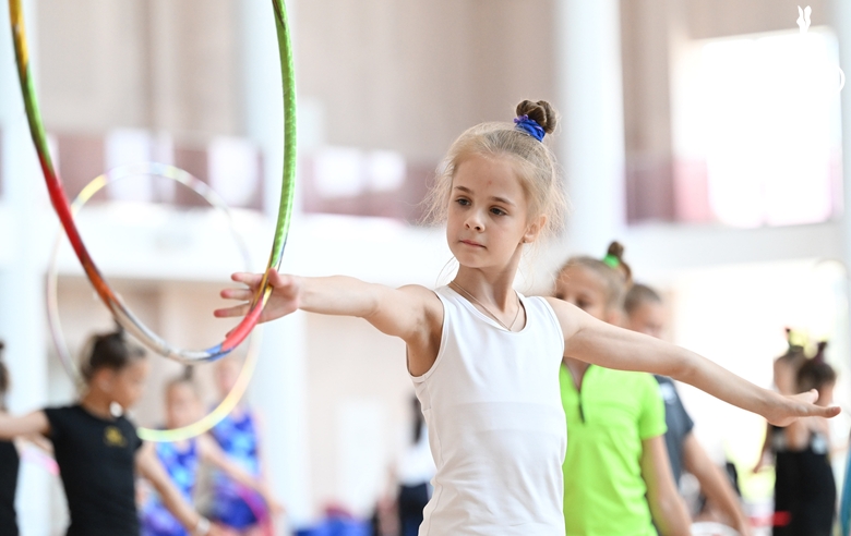 Гимнастка из «Амурского тигра» во время упражнения с обручем