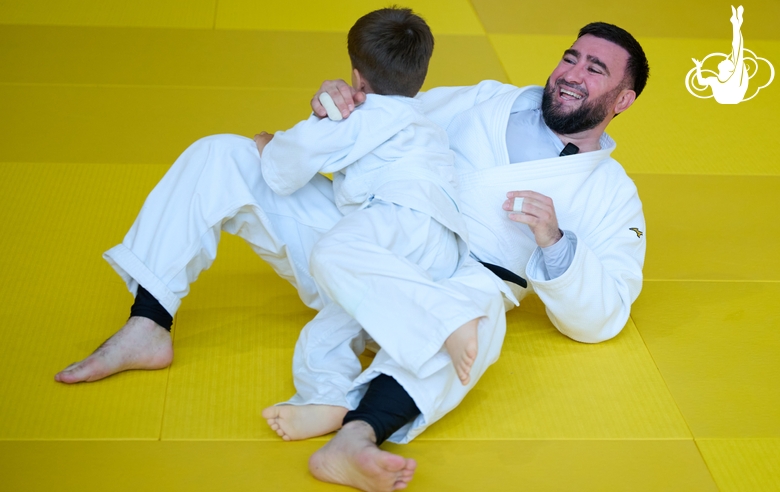 Олимпийский чемпион 2012 года Мансур Исаев с участником фестиваля дзюдо