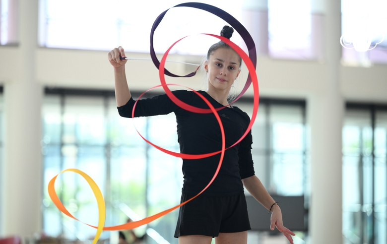 Мария Борисова во время упражнения с лентой