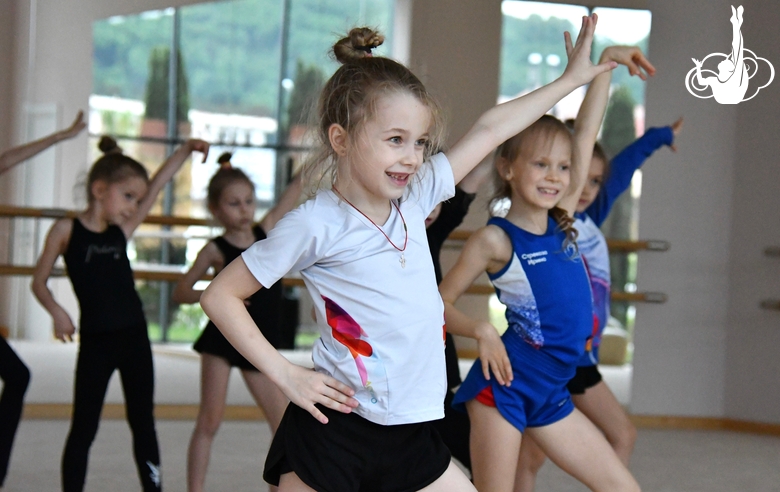 Гимнастки во время занятия