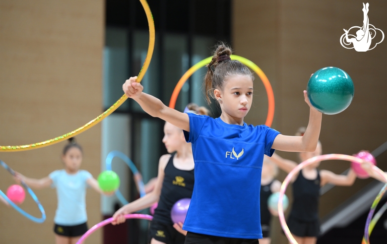 Гимнастки во время занятия на учебно-тренировочных сборах в Академии