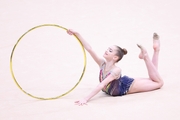 Ксения Перепелица во время упражнения с обручем