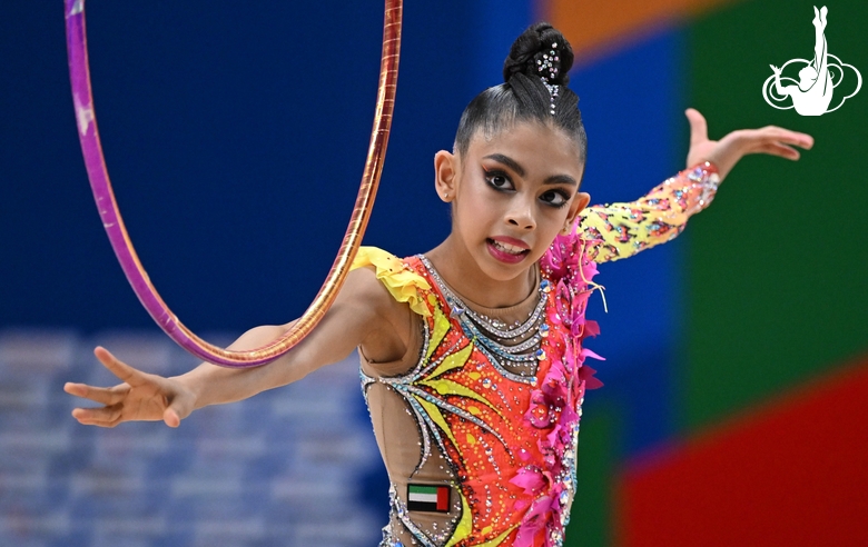 Ламия Тарик Малаллах во время упражнения с обручем