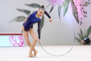 Каролина Пахтусова во время упражнения с обручем