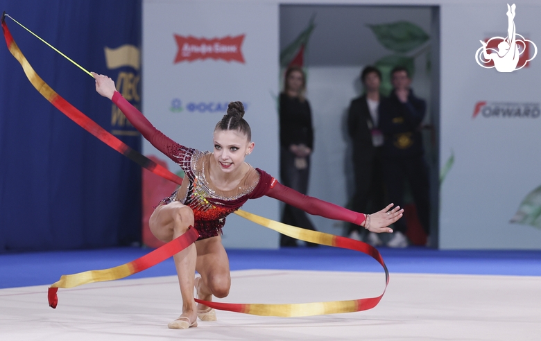 Арина Ковшова во время упражнения с лентой