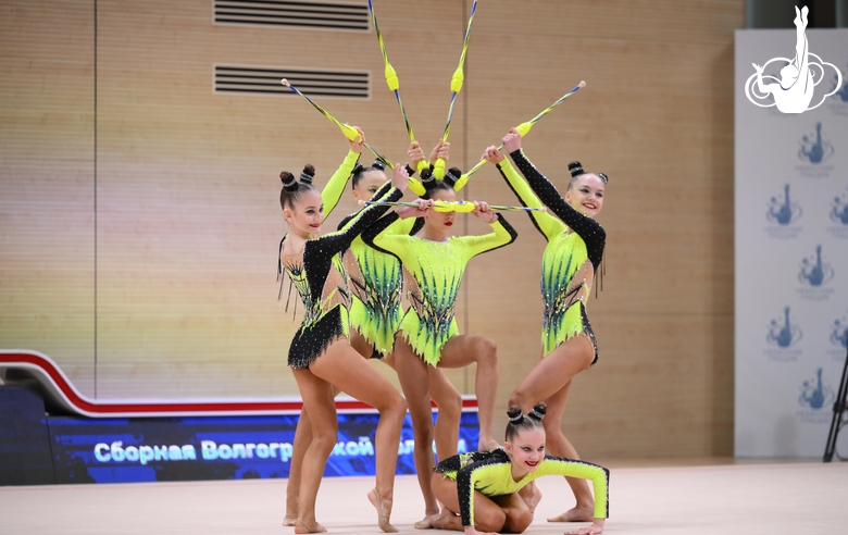 Групповички во время упражнения с булавами