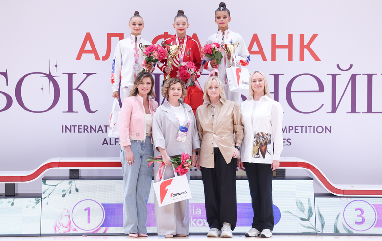 18 июня 2025 года. Олимпийская чемпионка Алина Кабаева во время церемонии награждения на этапе «Кубка сильнейших» в Академии