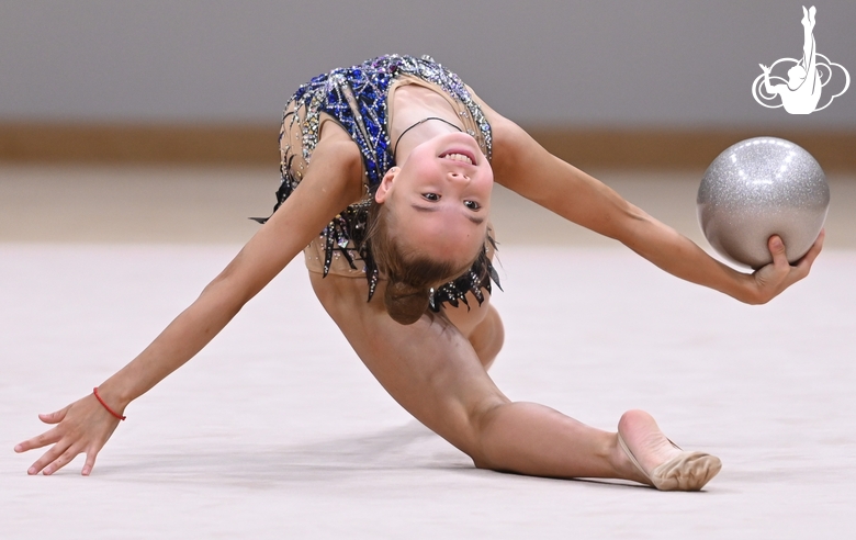 Эльвира Беляева во время упражнения с мячом на контрольной тренировке
