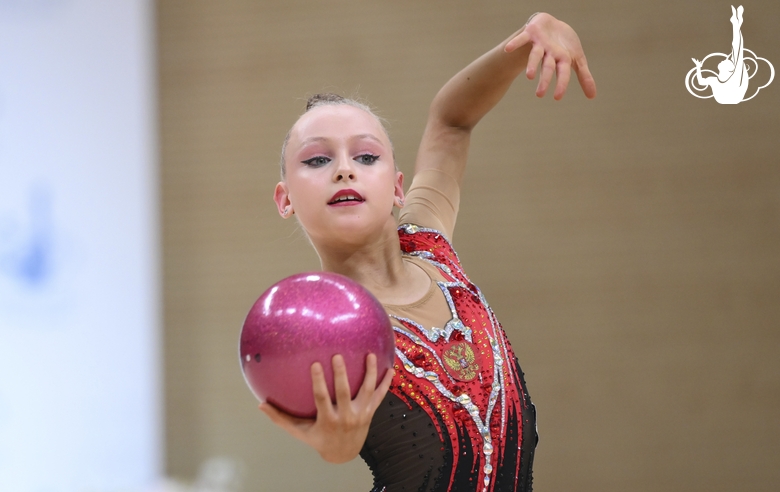 Софья Смирнова во время упражнения с мячом