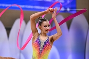 Гимнастка во время выполнения упражнения с лентой на всероссийском турнире «Кубок "Небесная грация"»