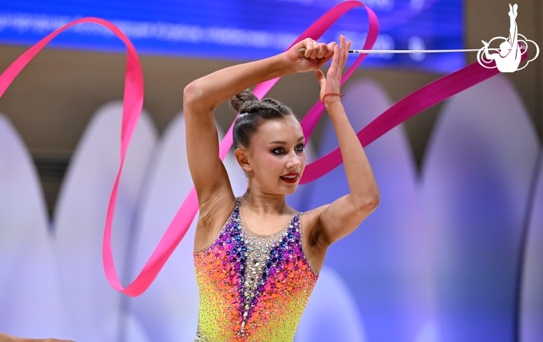 Гимнастка во время выполнения упражнения с лентой на всероссийском турнире «Кубок "Небесная грация"»