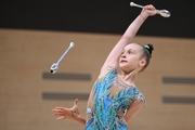Мирослава Монина во время упражнения с булавами во время контрольной тренировки