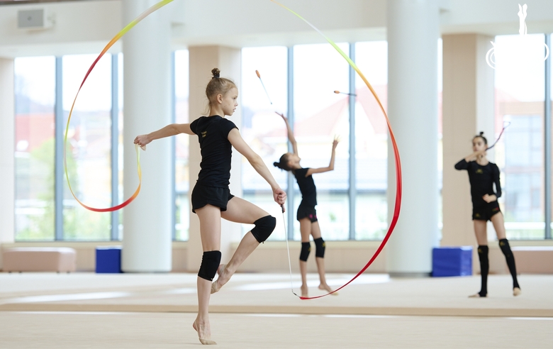 Кристина Войтенко во время упражнения с лентой