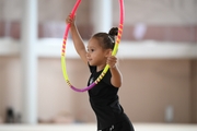 Юная гимнастка во время тренировки