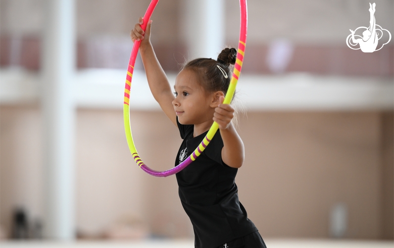 Юная гимнастка во время тренировки