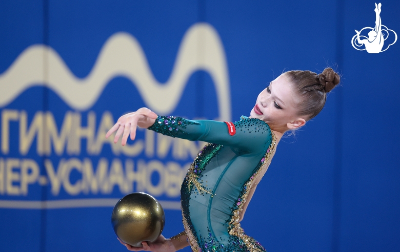 Варвара Топорова во время упражнения с мячом