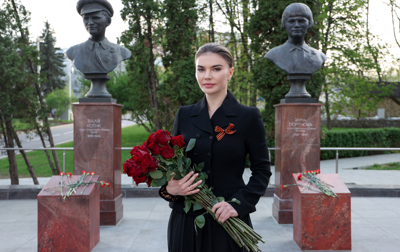 9 мая 2025 года. Алина Кабаева на возложении цветов у бронзовых бюстов героев Великой Отечественной войны рядом с павильоном «Юные натуралисты» на ВДНХ