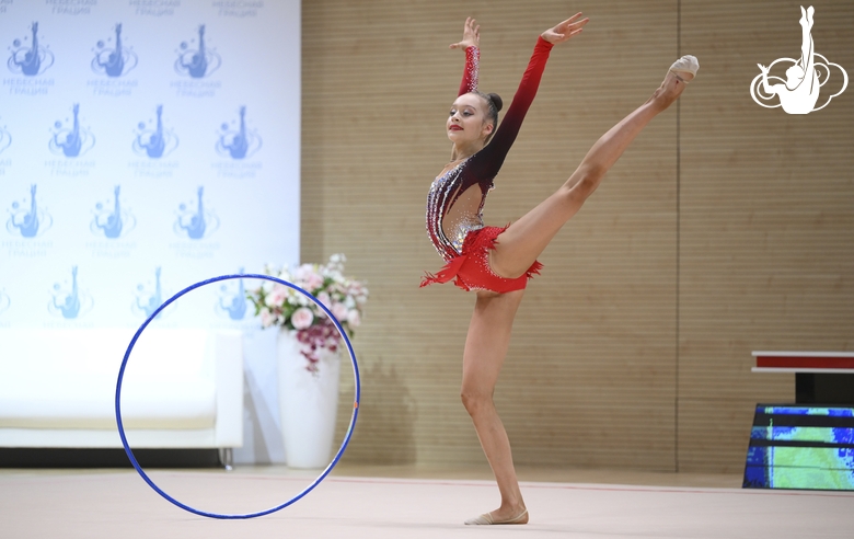 Мирослава Монина во время упражнения с обручем