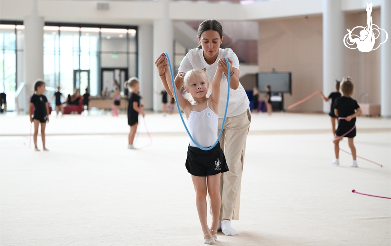 Тренер Елизавета Чернова и юная гимнастка во время тренировки