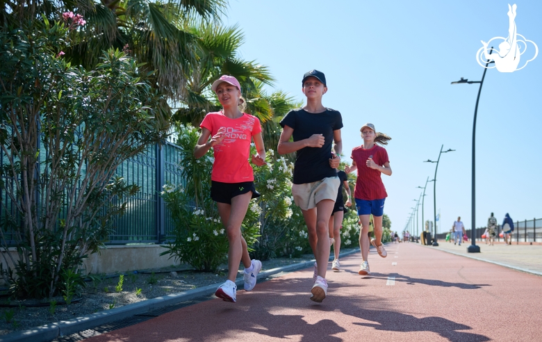 Гимнастки на пробежке во время восстановительных сборов в Академии