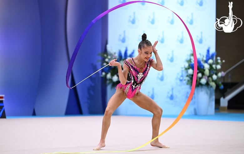 Ксения Савинова во время выполнения упражнения с лентой на всероссийском турнире «Кубок "Небесная грация"»
