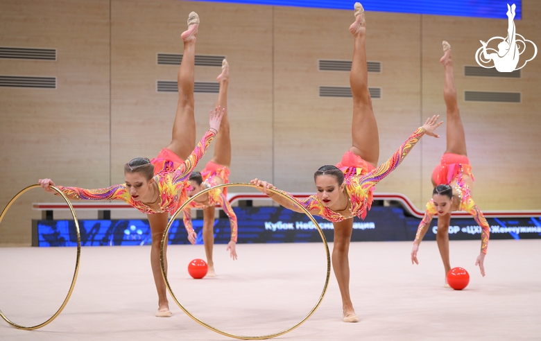 Групповички во время упражнения с обручами и мячами