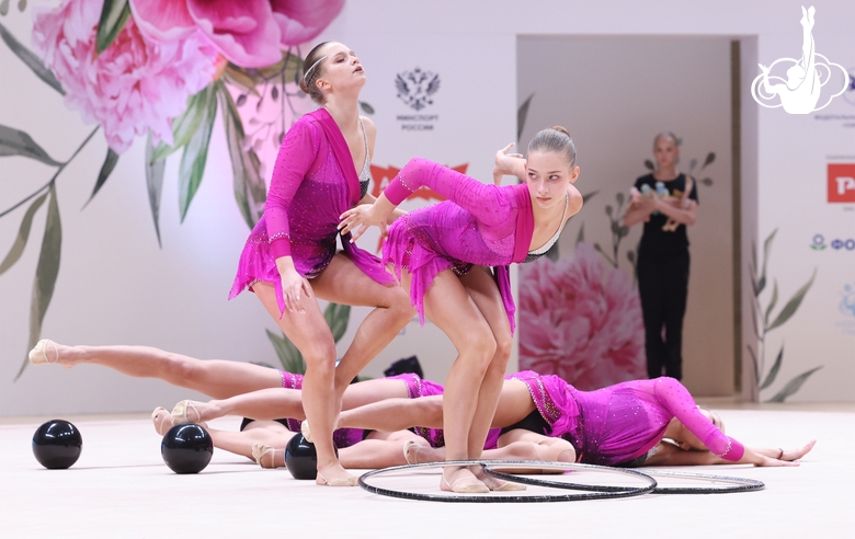 Групповички Нижнего Новгорода во время упражнения с обручами и мячами