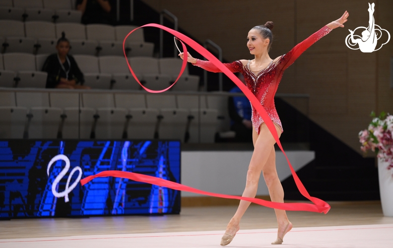 Гимнастка во время упражнения с лентой