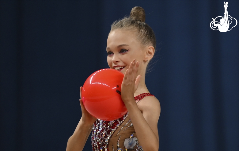 Диана Сысоева во время упражнения с мячом в Академии единоборств