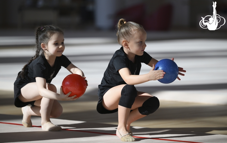 Юные гимнастки во время тренировки