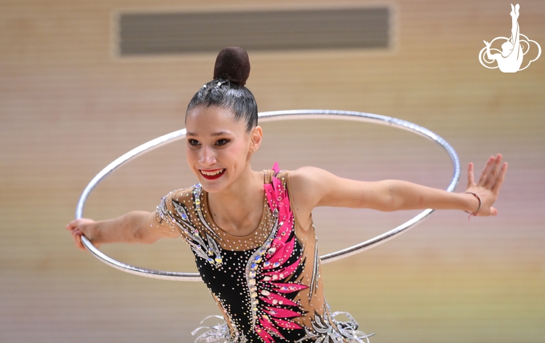 Гимнастка во время упражнения с обручем