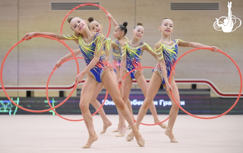 Групповички Челябинской области во время упражнения с обручами