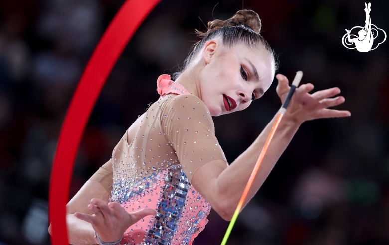 Анастасия Салос во время упражнения с лентой