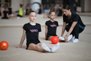 Гимнастки во время занятия на учебно-тренировочных сборах в Академии