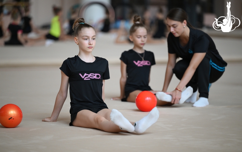 Гимнастки во время занятия на учебно-тренировочных сборах в Академии