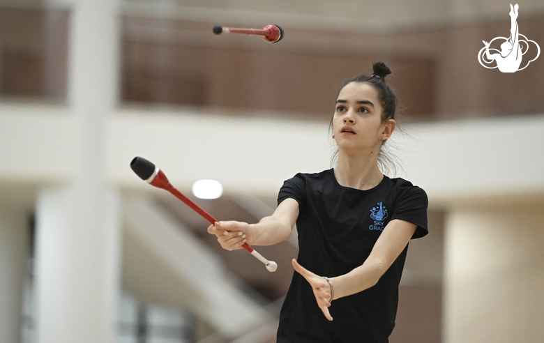 Анна Вакуленко во время упражнения с булавами