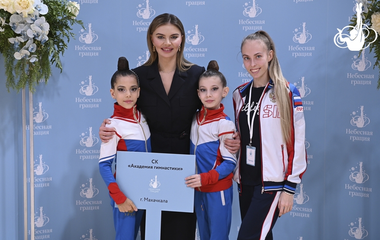 Олимпийская чемпионка Алина Кабаева и участницы турнира для партнеров Международной Ассоциации клубов «Небесная грация»