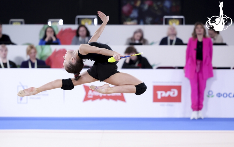 Ксения Савинова во время упражнения с булавами на опробовании