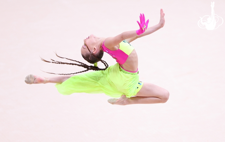 Юная гимнастка во время выступления