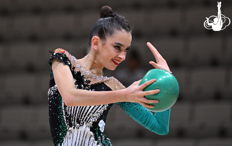 Анна Вакуленко во время выполнения упражнения с мячом на всероссийском турнире «Кубок "Небесная грация"»
