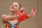 Аделина Низамутдинова во время упражнения с мячом
