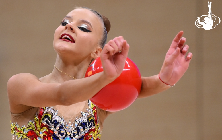 Аделина Низамутдинова во время упражнения с мячом