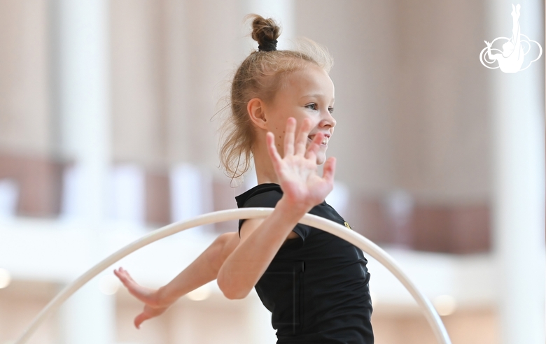 Кристина Войтенко во время упражнения с обручем