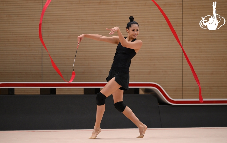 Гимнастка во время упражнения с лентой на опробовании ковра в Академии художественной гимнастики «Небесная грация» Алины Кабаевой