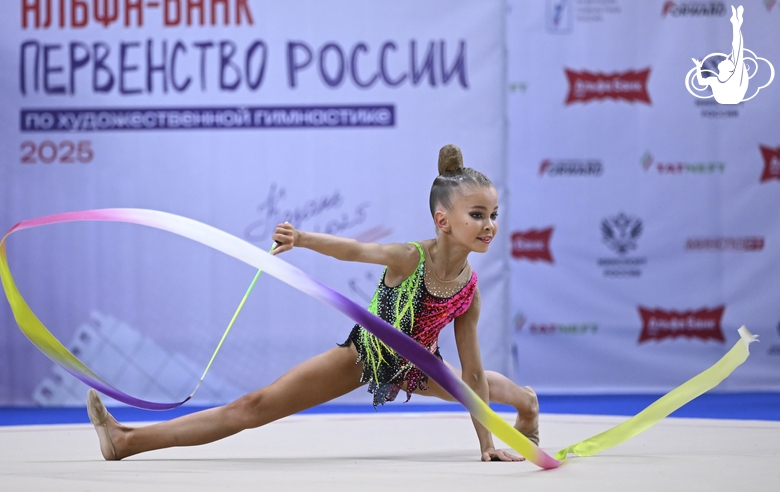 Элина Барсукова во время упражнения с лентой