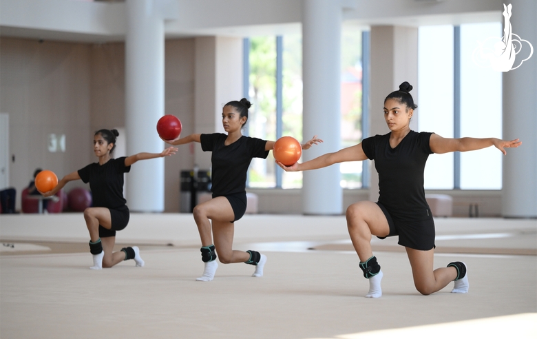 Гимнастки Кимая Карле, Арья и Авани Нитеш Кадам во время тренировки в Академии