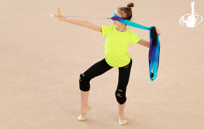 Эльвира Беляева во время упражнения с лентой