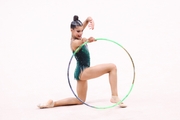 Каролина Тарасова во время упражнения с обручем